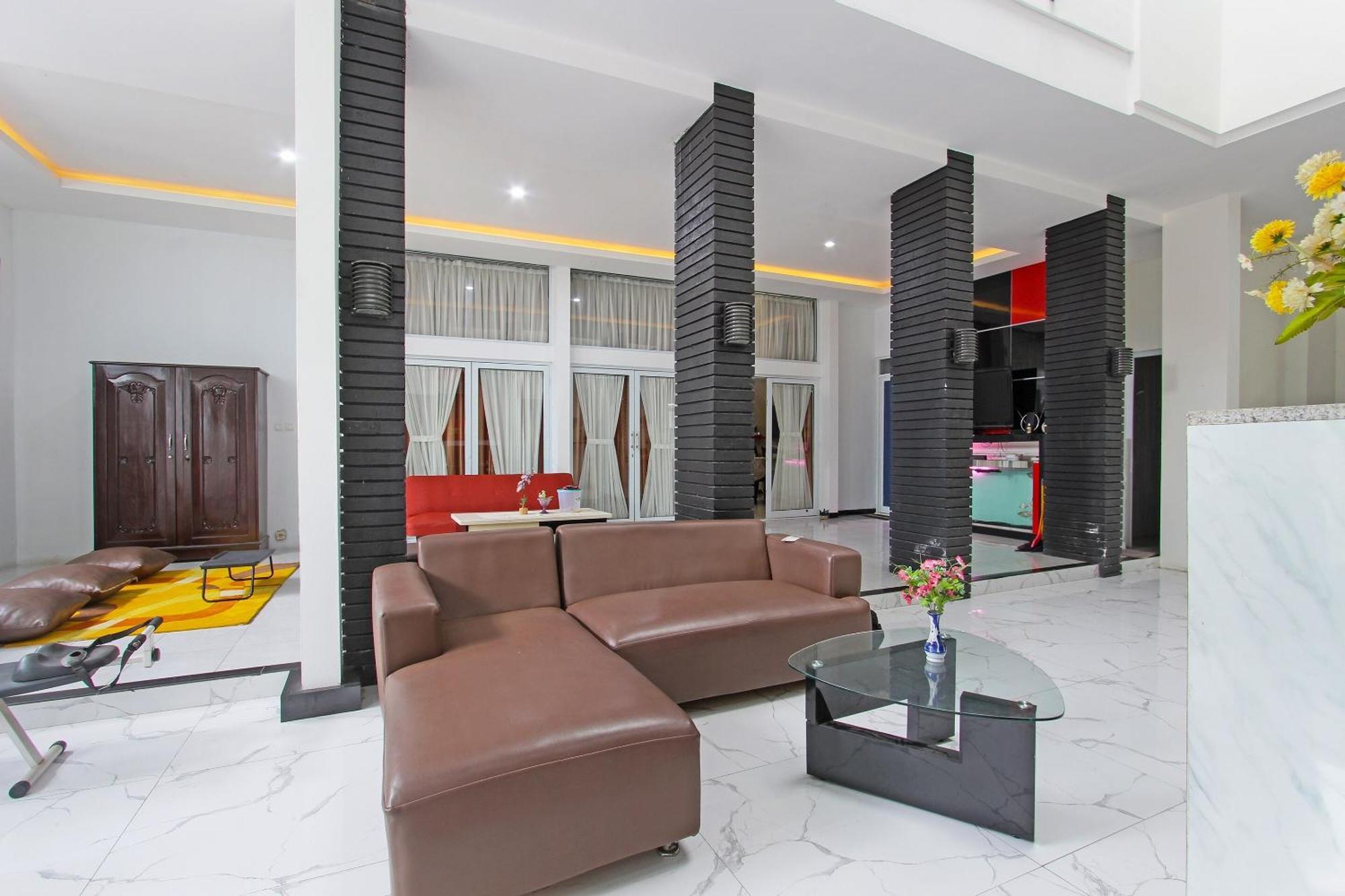 Super Oyo Capital O 91665 D'Prof Exclusive Guesthouse Semarang Esterno foto