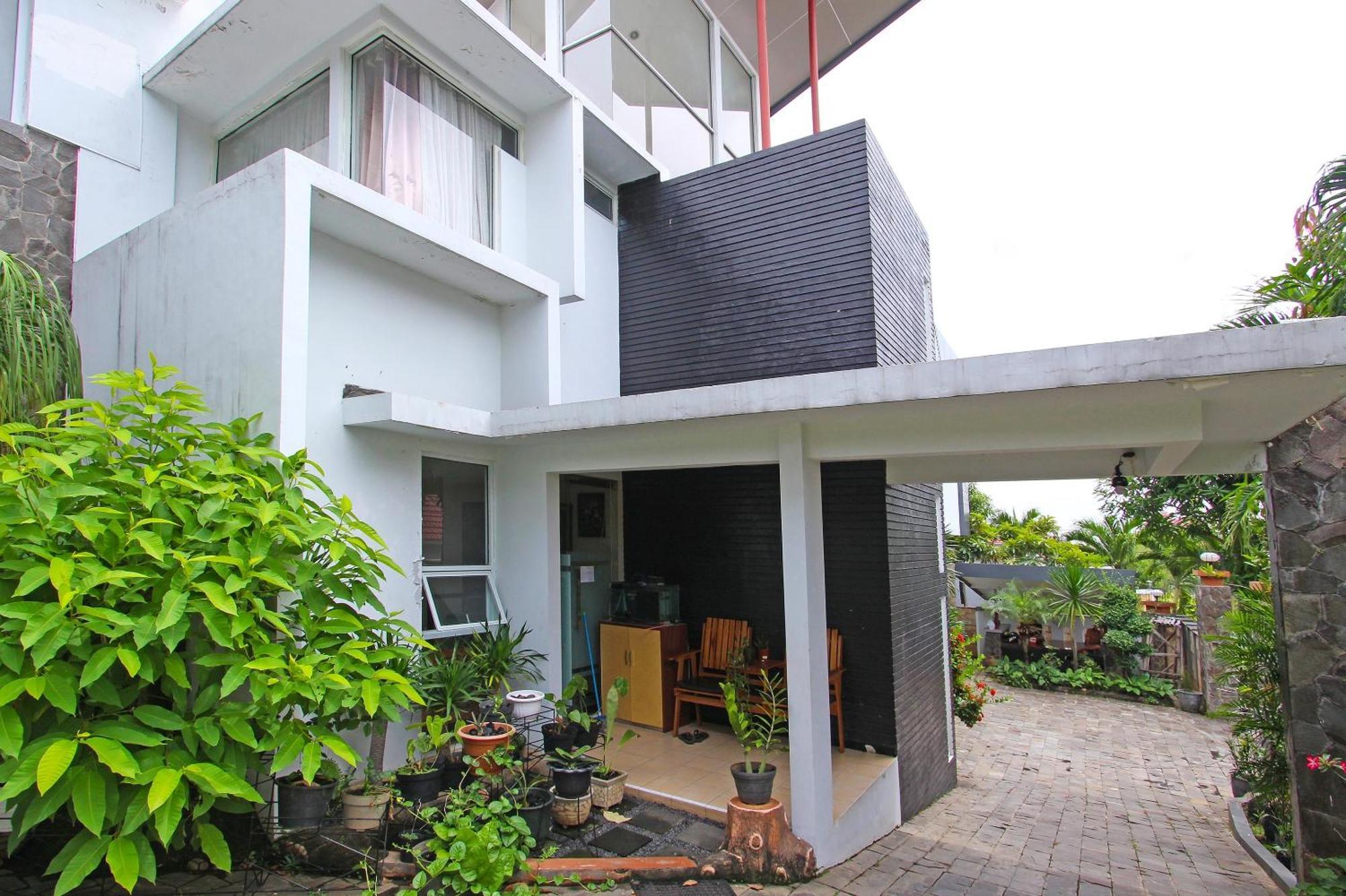 Super Oyo Capital O 91665 D'Prof Exclusive Guesthouse Semarang Esterno foto