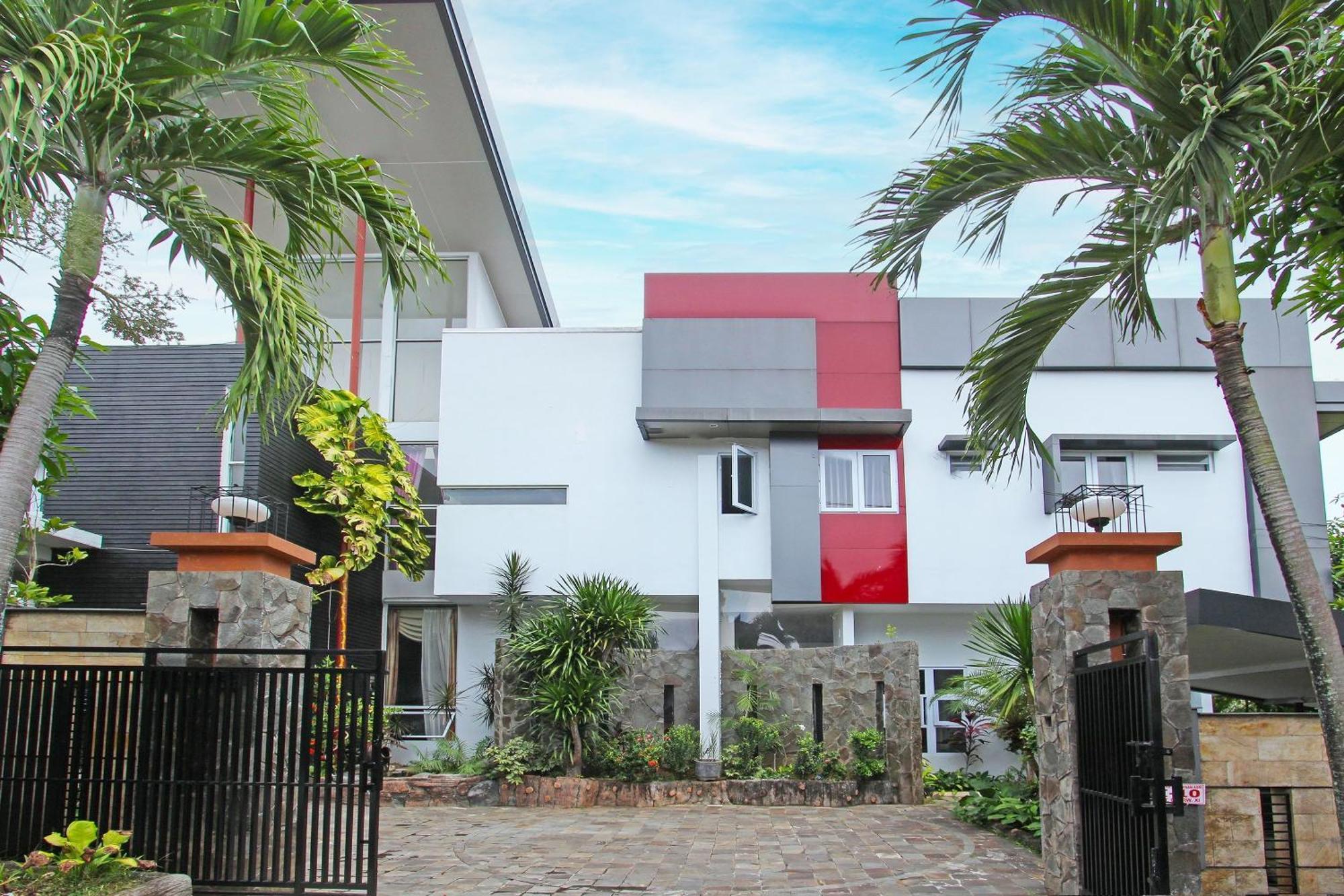 Super Oyo Capital O 91665 D'Prof Exclusive Guesthouse Semarang Esterno foto