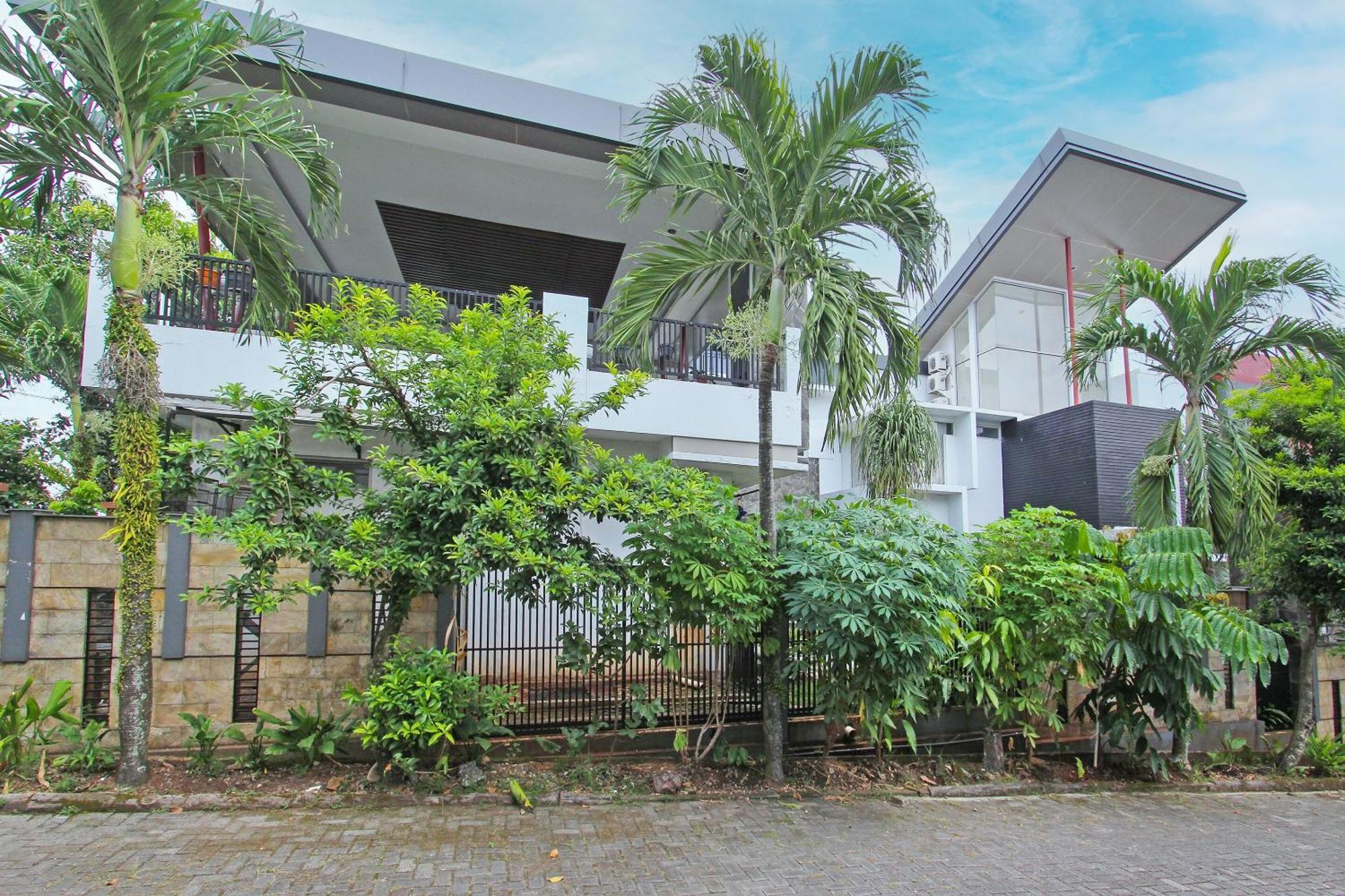 Super Oyo Capital O 91665 D'Prof Exclusive Guesthouse Semarang Esterno foto
