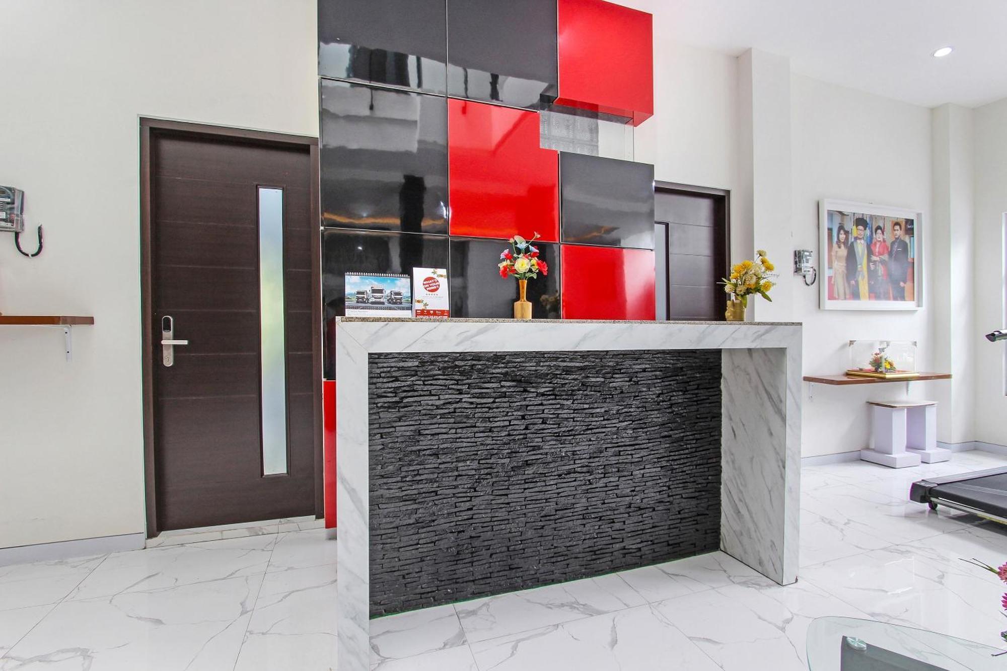 Super Oyo Capital O 91665 D'Prof Exclusive Guesthouse Semarang Esterno foto