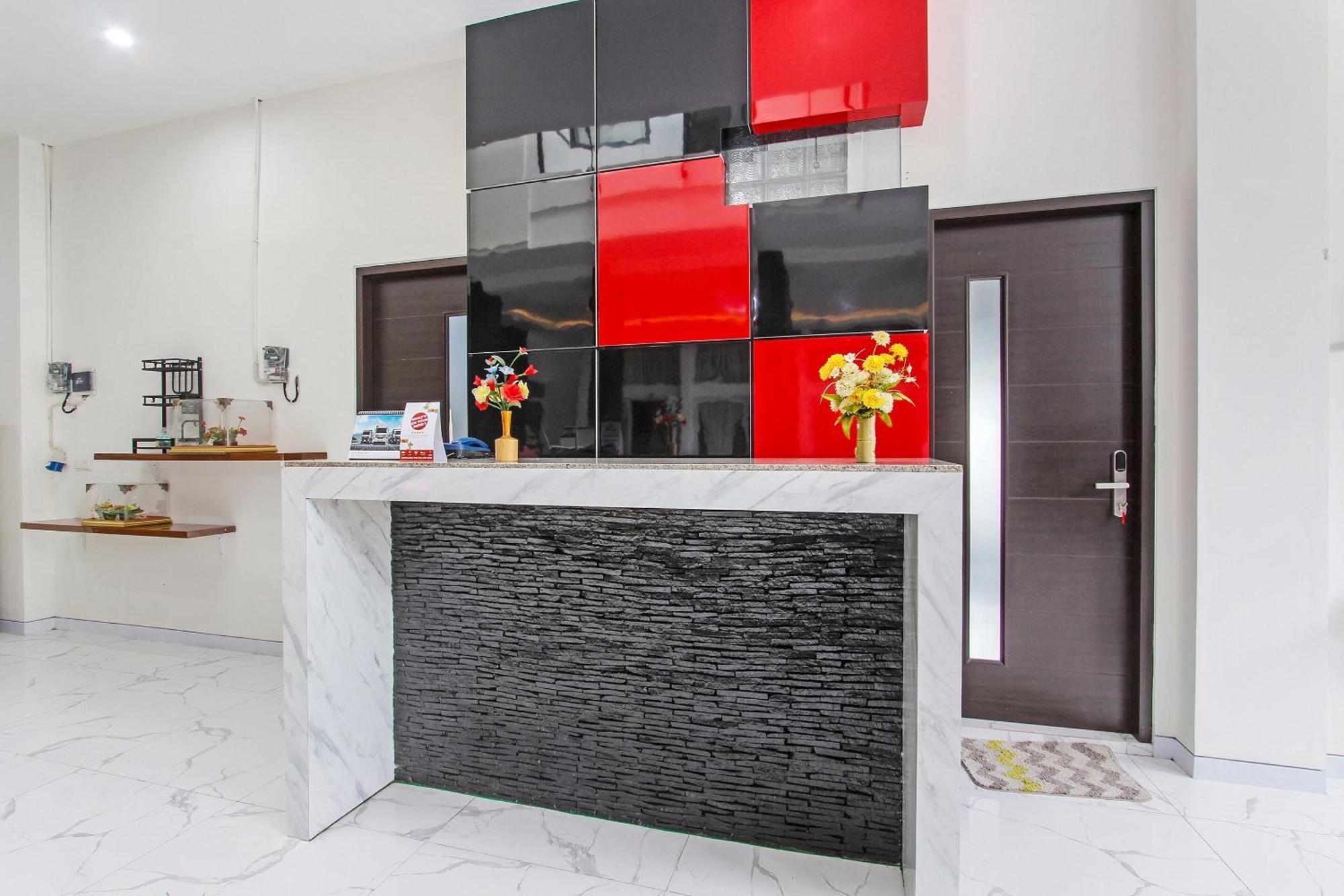 Super Oyo Capital O 91665 D'Prof Exclusive Guesthouse Semarang Esterno foto